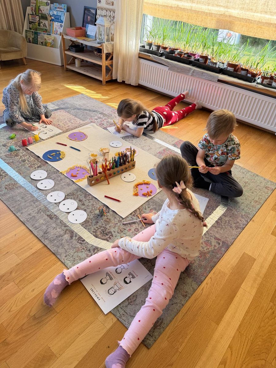 Bērns darbojas ar Montesori materiāliem rīta darba ciklā